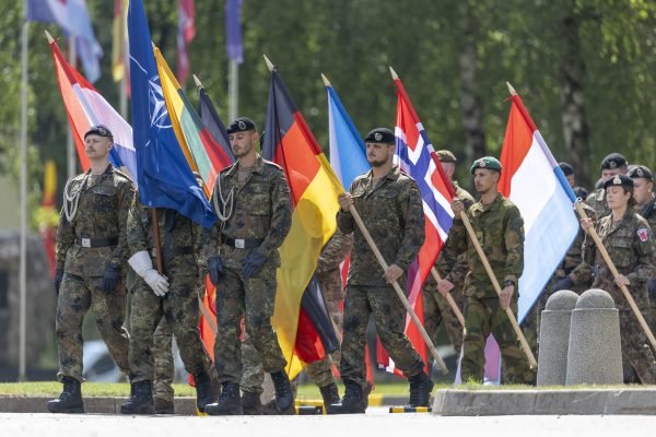  Vilniaus maratone sekmadienį bėgs ir solidarumą demonstruos per 1 000 NATO sąjungininkų karių